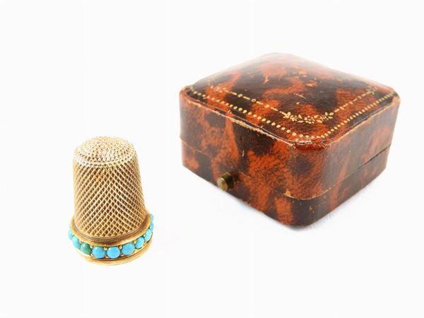 Yellow gold thimble with turquoises  (first half of 20th century)  - Auction Jewels and Watches - I / Venetian Noblewoman's Jewels - I - Maison Bibelot - Casa d'Aste Firenze - Milano