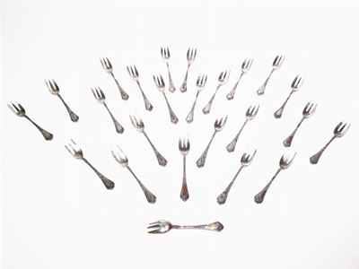 Serie di Ventiquattro Forchette da Dolce in Argento
