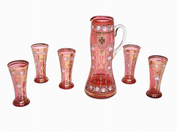 Serie di cinque bicchieri in vetro rosa