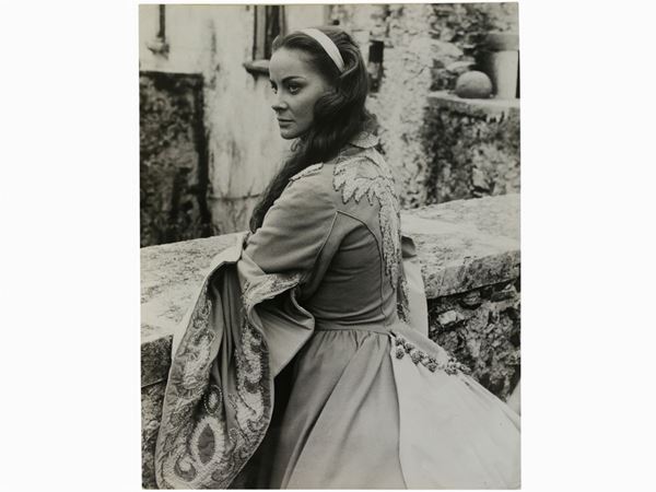 Federico Patellani : Ritratto di Alida Valli sul set di "Senso" 1954  ((1911-1977))  - Auction Photographs - Maison Bibelot - Casa d'Aste Firenze - Milano