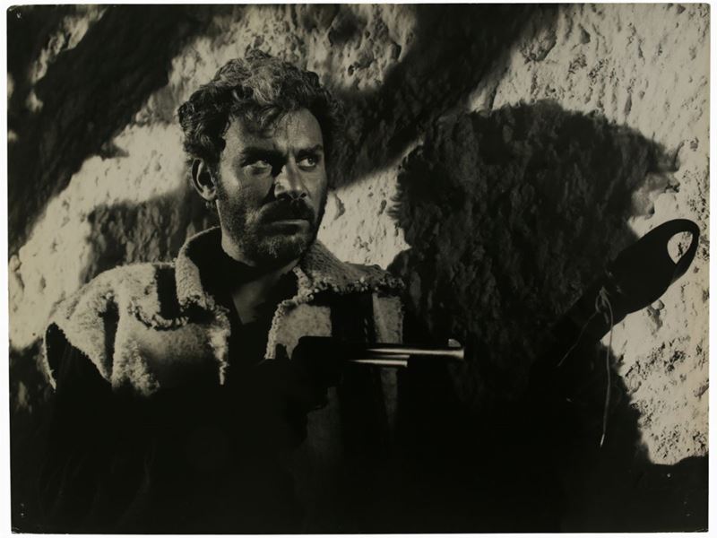 Foto Vaselli - Cinecittà Ritratto di Gian Maria Volontè sul Set del Film "per Qualche Dollaro in ...