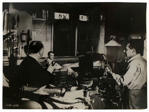 Anonimo Anonimo : Fotografia di scena del film "La finestra sul cortile" con Alfred Hitchcock e James Stewart  - Asta Fotografia - Maison Bibelot - Casa d'Aste Firenze - Milano