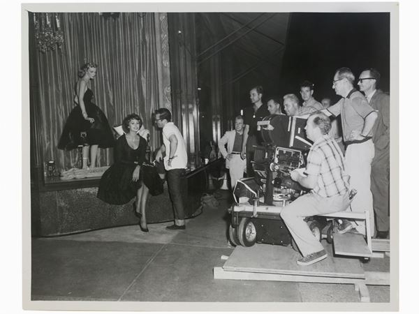 Anonimo Anonimo : Fotografia di scena con Sofia Loren e la troupe cinematografica  - Auction Photographs - Maison Bibelot - Casa d'Aste Firenze - Milano