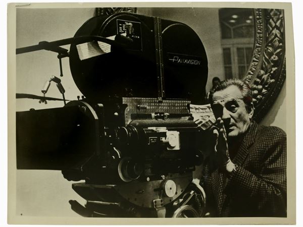 Anonimo Anonimo : Ritratto di Luchino Visconti sul set di "Morte a Venezia", 1971  - Asta Fotografia - Maison Bibelot - Casa d'Aste Firenze - Milano