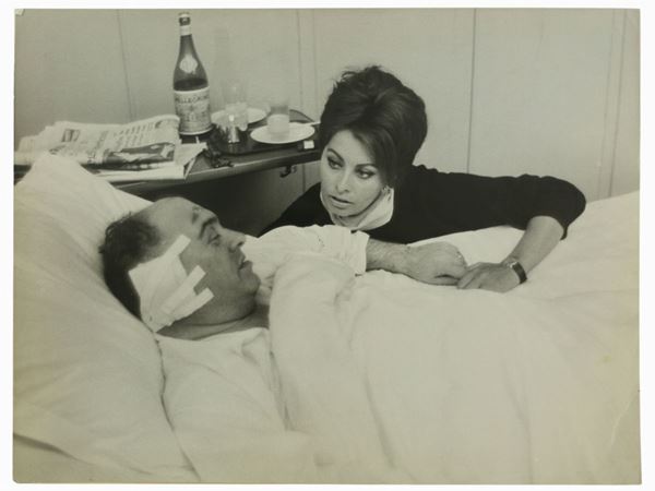 Pierluigi Praturlon : Ritratto di Sofia Loren e Carlo Ponti in ospedale, 1962  ((1924-1999))  - Auction Photographs - Maison Bibelot - Casa d'Aste Firenze - Milano