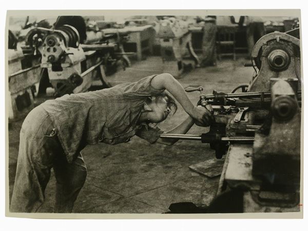 Henri Cartier-Bresson : The new chinese woman work in factories, 1961  ((1908-2004))  - Asta Fotografia - Maison Bibelot - Casa d'Aste Firenze - Milano