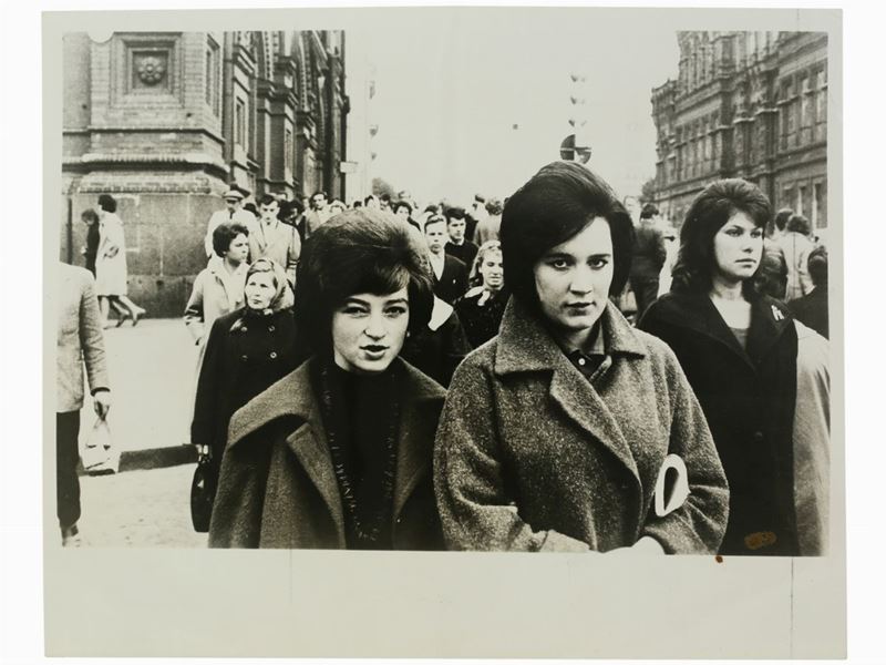 Marc Riboud - New Look On Red Square, 1963