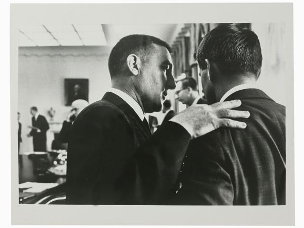 Cornell Capa : Stewart Udall e Robert Kennedy, 1961  ((1918-2008))  - Asta Fotografia - Maison Bibelot - Casa d'Aste Firenze - Milano