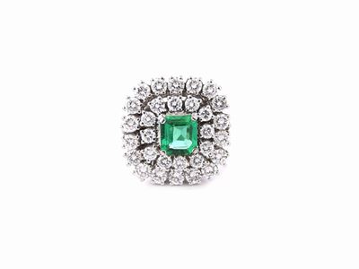 Anello a Margherita in Oro Bianco con Diamanti e Smeraldo