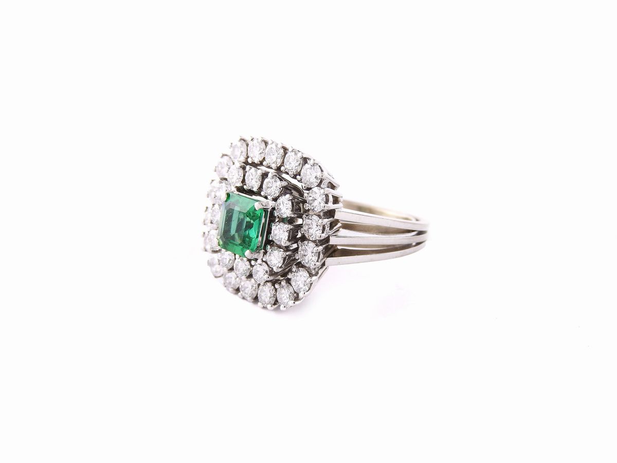 Anello a Margherita in Oro Bianco con Diamanti e Smeraldo
