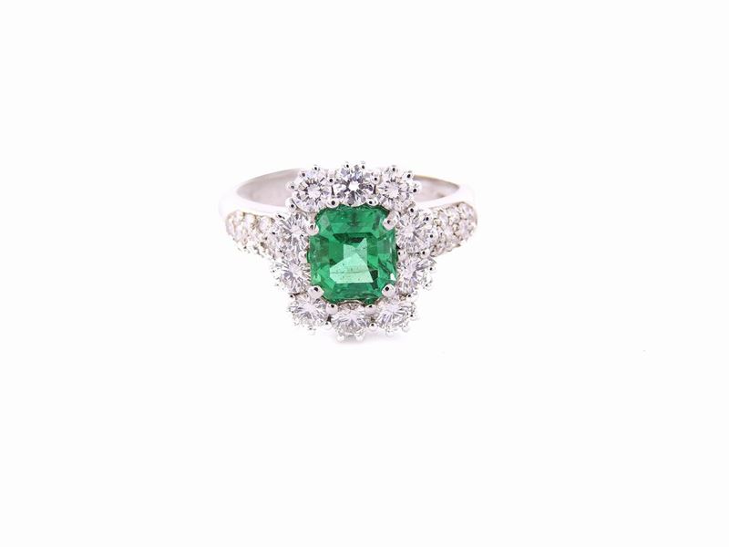 Anello a Margherita in Oro Bianco con Diamanti e Smeraldo