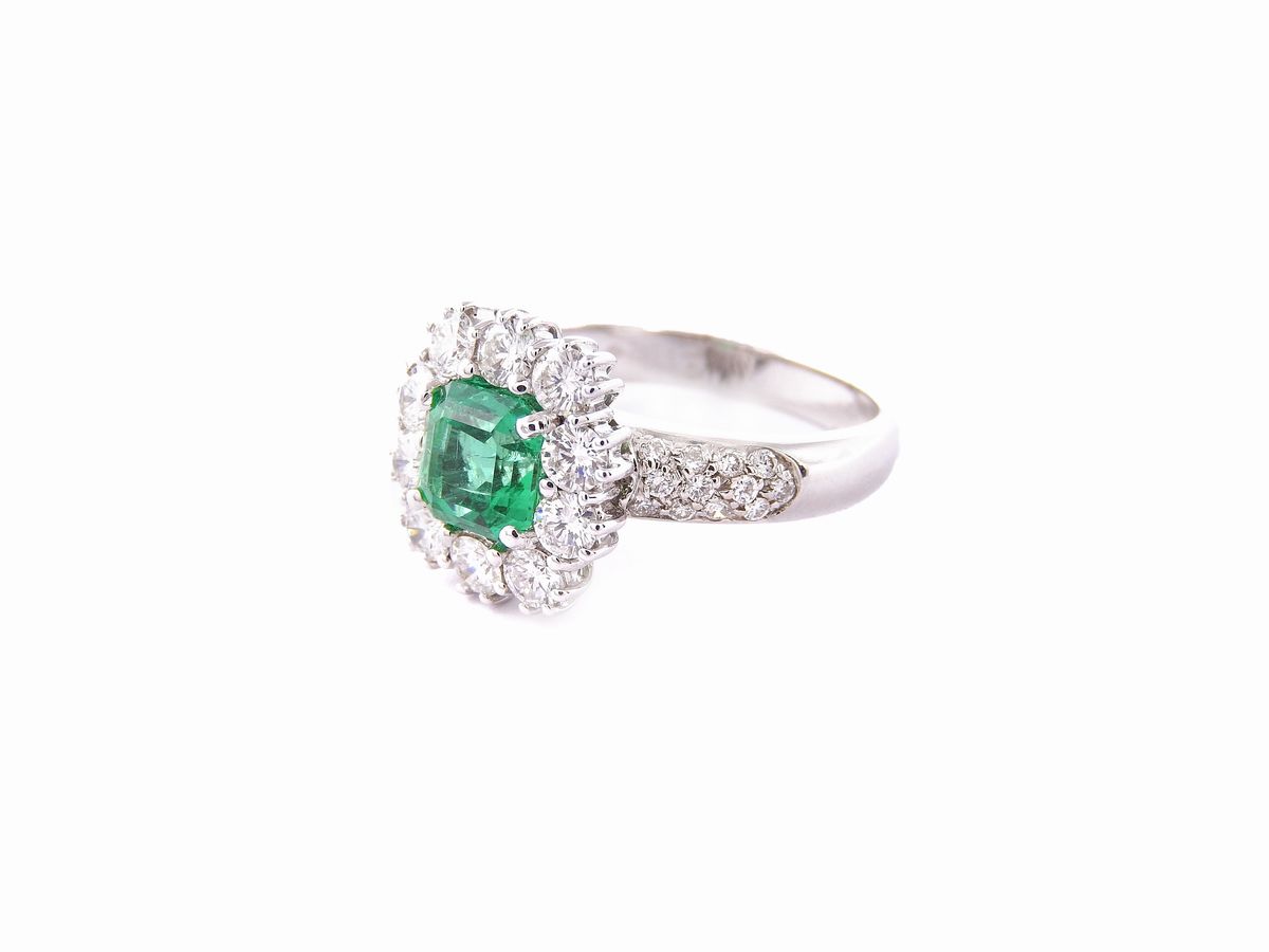 Anello a Margherita in Oro Bianco con Diamanti e Smeraldo