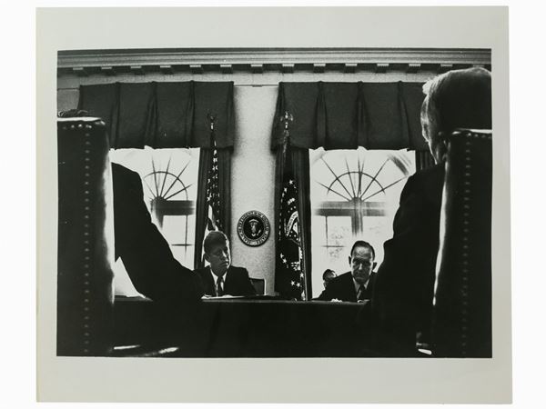 Cornell Capa : John Kennedy during a meeting, 1961  ((1918-2008))  - Auction Photographs - Maison Bibelot - Casa d'Aste Firenze - Milano