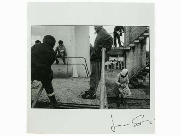 J&#233;rome Sessini : Tirana, Kosovar refugees in the swimming pool refugee camp, 1999  - Auction Photographs - Maison Bibelot - Casa d'Aste Firenze - Milano