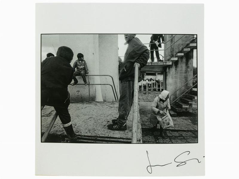 Jérome Sessini - Tirana, Kosovar Refugees in The Swimming Pool Refugee Camp, 1999