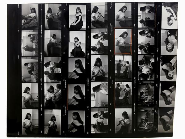 David Seymour : Joan Collins mentre suona l'oboe, provini  ((1911-1956))  - Asta Fotografia - Maison Bibelot - Casa d'Aste Firenze - Milano