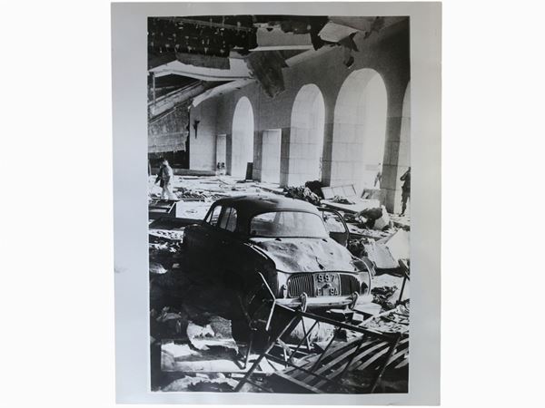 Marc Riboud : "Scorching" by sabotage, Algeria, 1962  ((1923-2016))  - Auction Photographs - Maison Bibelot - Casa d'Aste Firenze - Milano