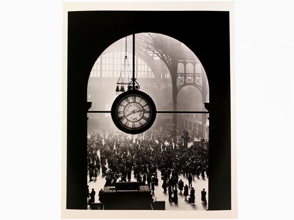 Alfred Eisenstaedt : The clock in Pennsylvania Station, New York, 1943  ((1898-1995))  - Auction Photographs - Maison Bibelot - Casa d'Aste Firenze - Milano