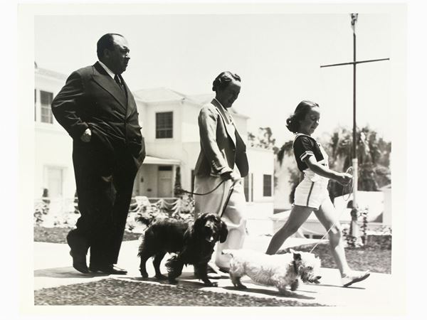Peter Stackpole : Alfred Hitchcock with family and dogs  ((1913-1997))  - Auction Photographs - Maison Bibelot - Casa d'Aste Firenze - Milano