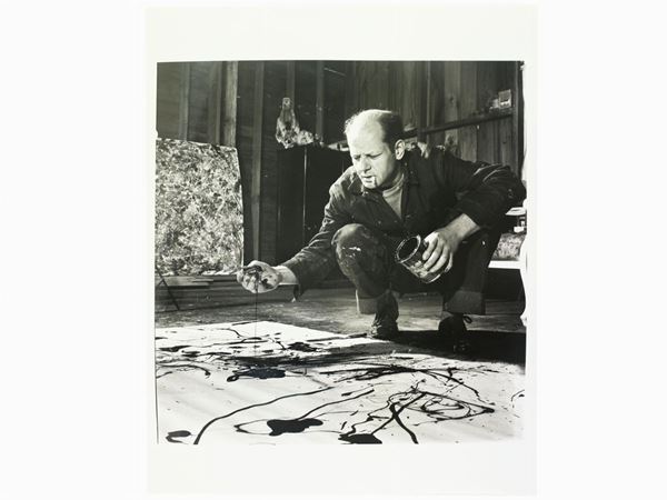 Martha Holmes : Jackson Pollock smoking and painting  ((1923-2006))  - Asta Fotografia - Maison Bibelot - Casa d'Aste Firenze - Milano