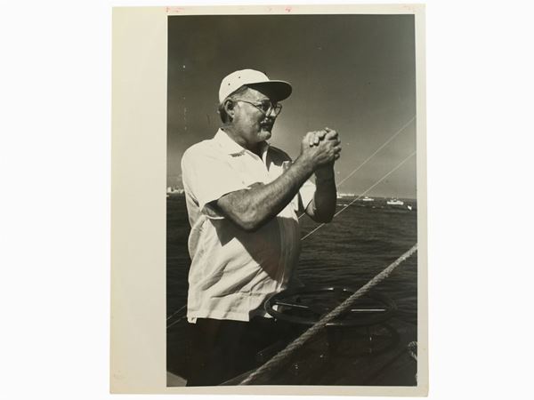 Alfred Eisenstaedt : Hemingway on a fishing boat, Cuba, 1955  ((1898-1995))  - Auction Photographs - Maison Bibelot - Casa d'Aste Firenze - Milano