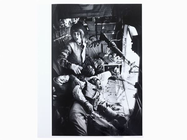 Larry Burrows - YP3 helicopter co-pilot dying on YP 13 helo Vietnam, 1965