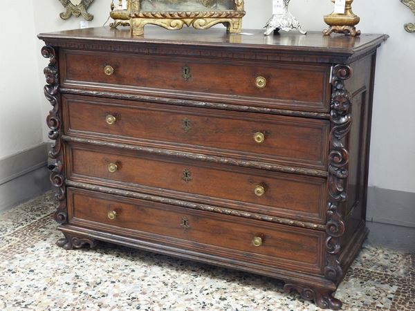 A walnut chest of drawers  (17th century)  - Auction Furniture and Oldmaster painting / Modern and Contemporary Art - I - Maison Bibelot - Casa d'Aste Firenze - Milano