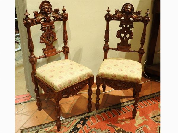 Serie di quattro sedie in legno tenero