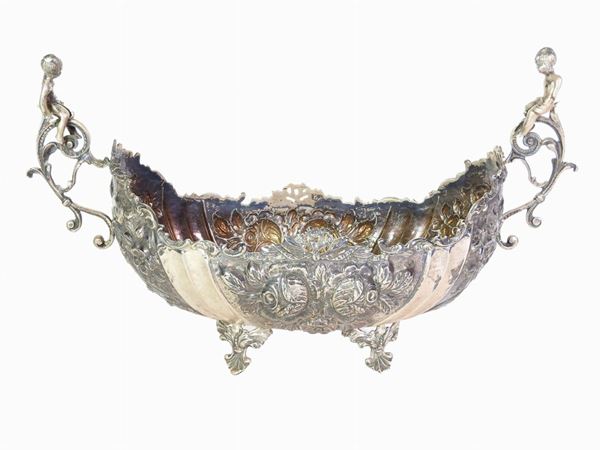 An Oval Silver Centrepiece  - Auction The Riz Ortolani and Katyna Ranieri collection / Forniture and Art objects  - II - II - Maison Bibelot - Casa d'Aste Firenze - Milano