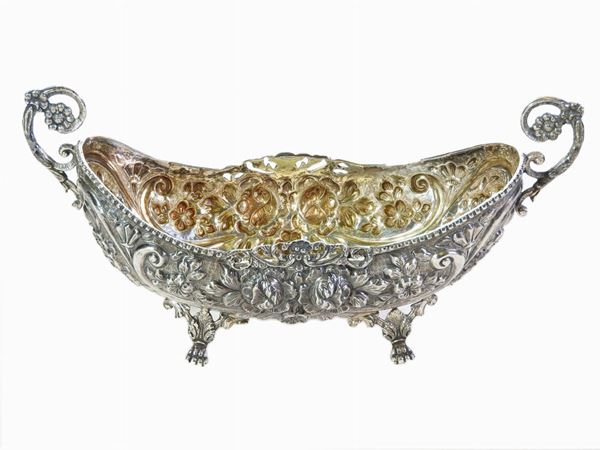 An Oval Silver Centrepiece  - Auction The Riz Ortolani and Katyna Ranieri collection / Forniture and Art Objects - III - III - Maison Bibelot - Casa d'Aste Firenze - Milano