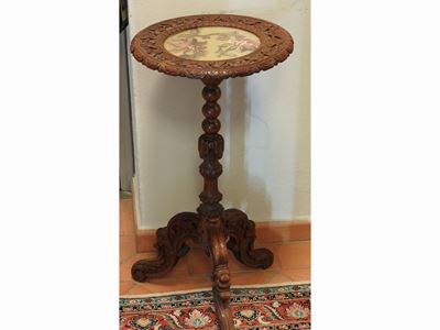 Tavolino in Rovere con Ricamo