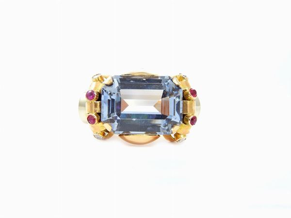 Anello in oro giallo 585/1000 con diamanti, rubini e spinello azzurro sintetici