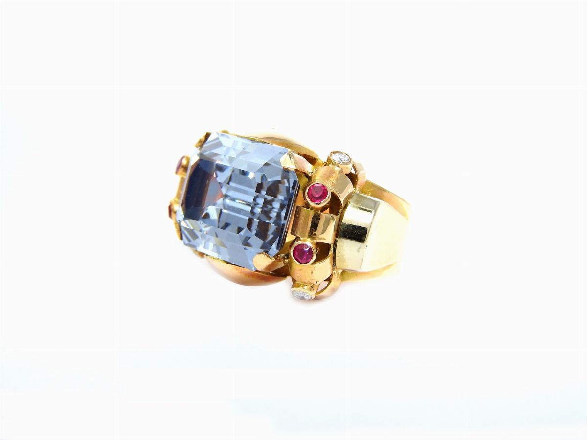 Anello in Oro Giallo 585/1000 con Diamanti, Rubini e Spinello Azzurro Sintetici