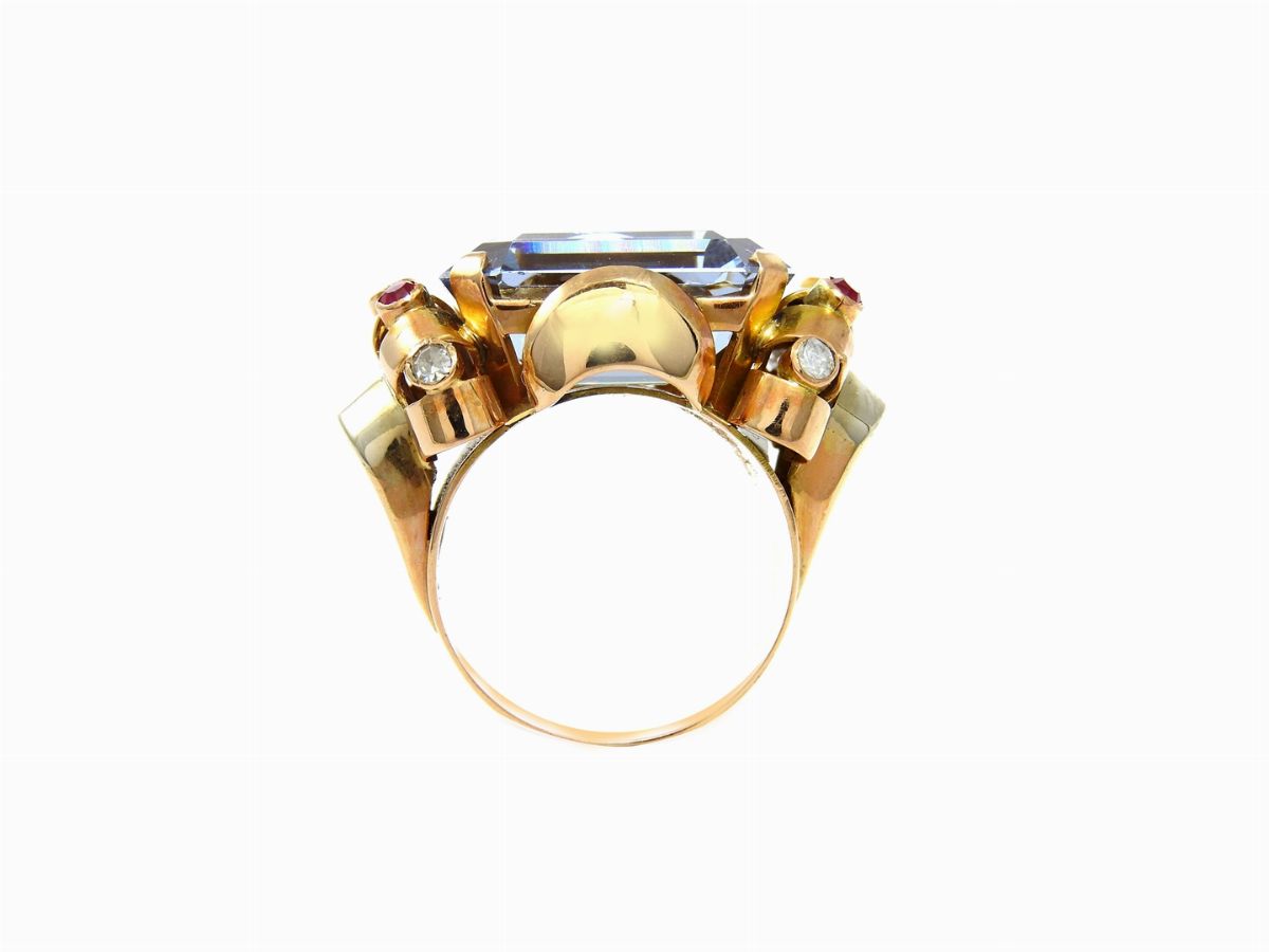 Anello in Oro Giallo 585/1000 con Diamanti, Rubini e Spinello Azzurro Sintetici