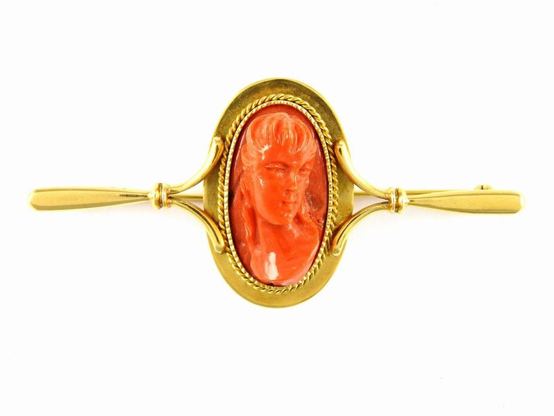 Spilla a Barretta in Oro Giallo e Corallo Rosso Inciso