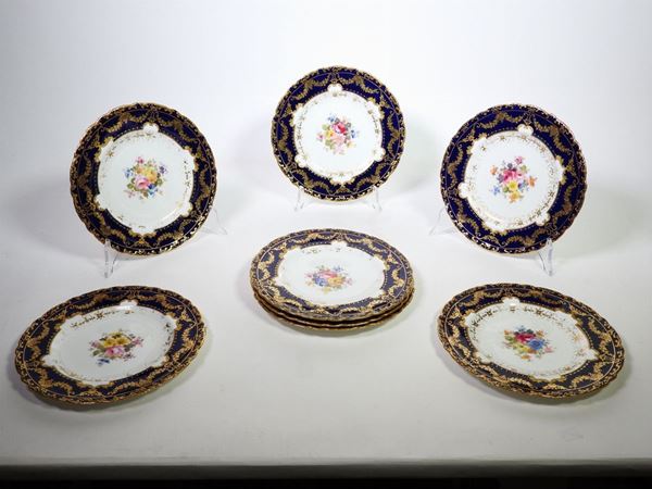 Serie di otto piattini in porcellana policroma