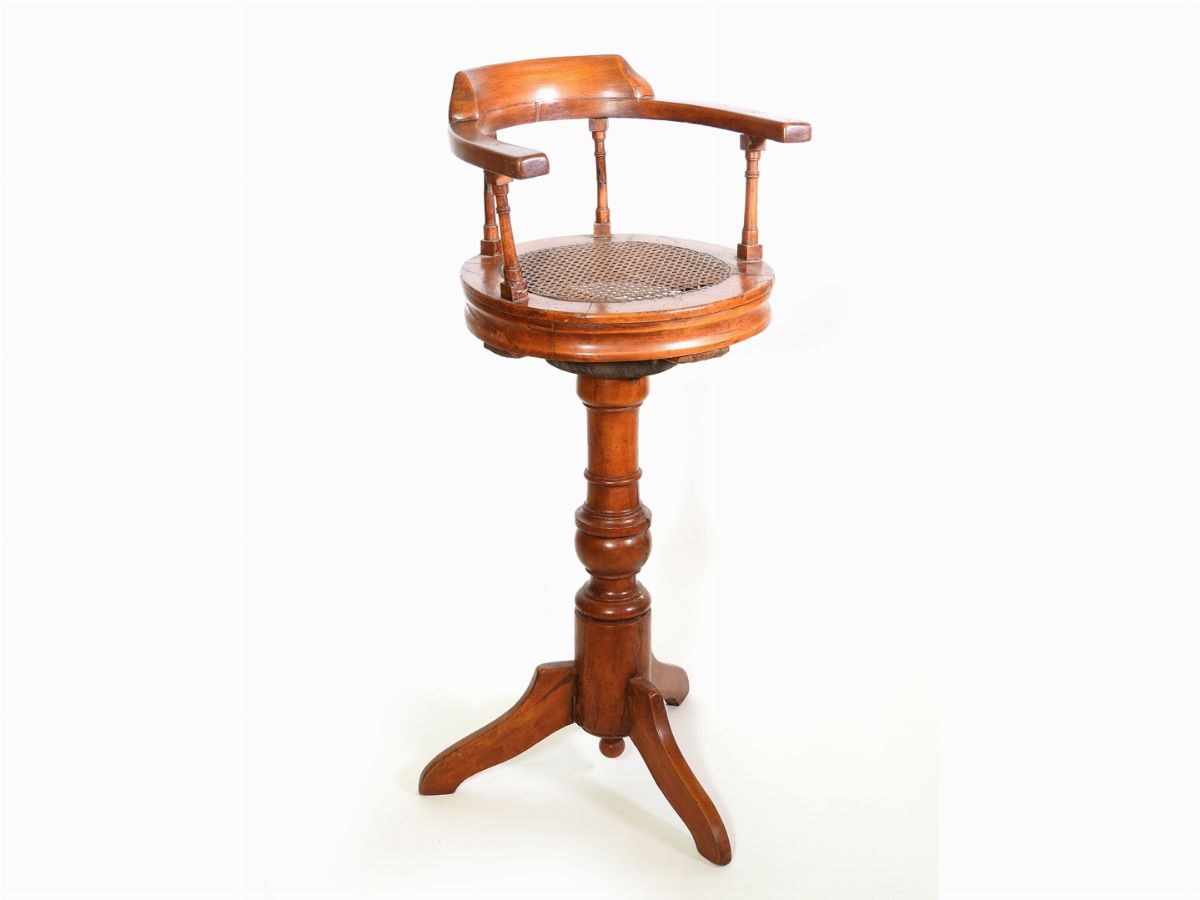 Sgabello da Barbiere in Noce