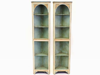 Coppia di Angoliere in Legno Tenero Laccato