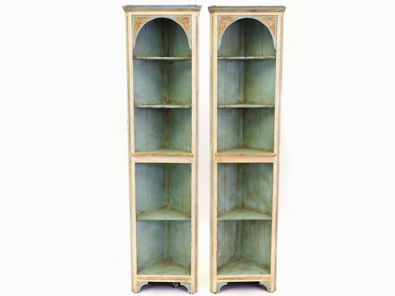 Coppia di Angoliere in Legno Tenero Laccato