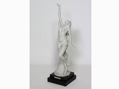 Figura Femminile in Porcellana Biscuit