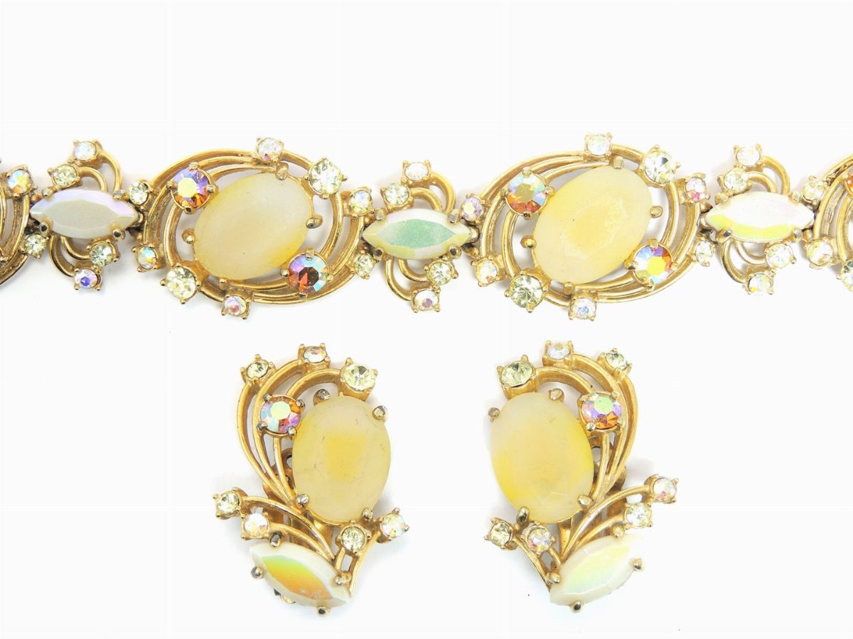 Demi Parure in Metallo Dorato, Strass e Vetro Satinato, Elsa Schiaparelli