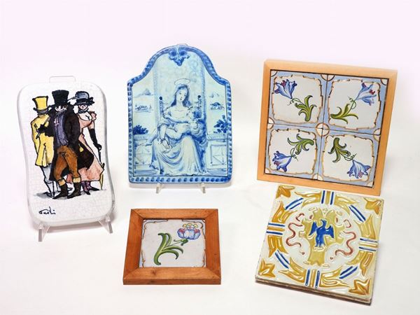 Lotto di cinque piastrelle in maiolica