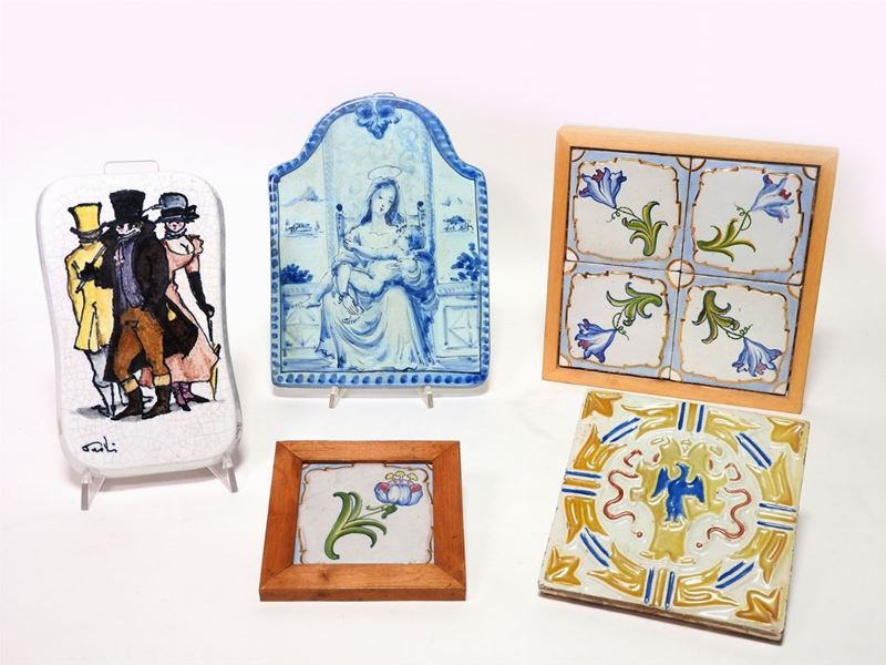 Lotto di Cinque Piastrelle in Maiolica