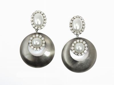 Due Paia di Orecchini in Metallo Argentato e Strass