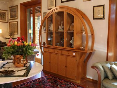 Credenza a Due Corpi in Noce Biondo e Betulla