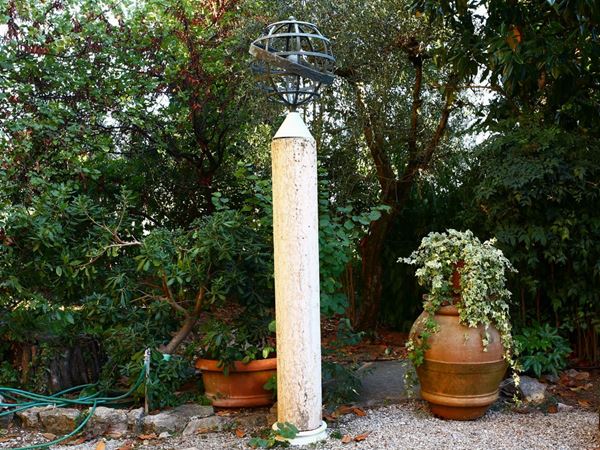 Antica colonna in marmo rosso di Verona