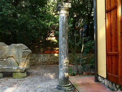 Antica Colonna in Marmo
