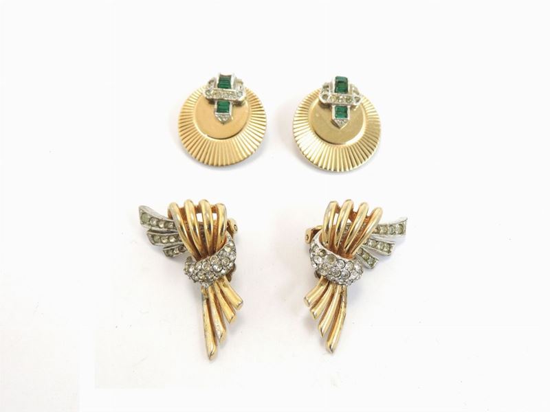 Due Paia di Orecchini in Metallo Dorato e Strass, Boucher