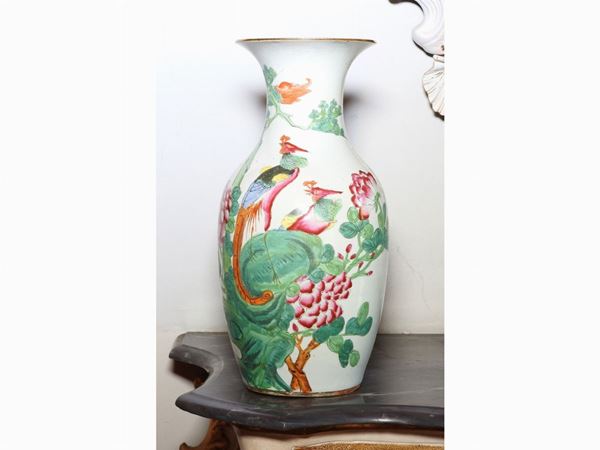 A Polychrome Porcelain Vase  - Auction House sale: Art and Design  in "Horto Antico" villa - II - II - Maison Bibelot - Casa d'Aste Firenze - Milano
