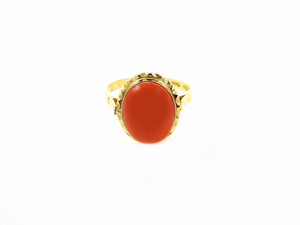 Parure Girocollo Scalare, Orecchini e Anello in Oro Giallo e Corallo Rosso
